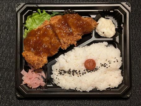 霜降前のスーパーの持ちテイクアウト弁当 霜降前のスーパーの持ちテイクアウト弁当 お弁当,ランチ,テイクアウトの写真素材