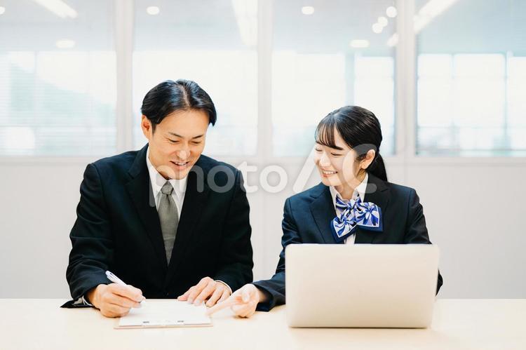 パソコンを使うビジネスシーンの男女 パソコン,会議,相談の写真素材