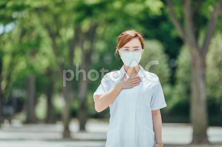 マスクをする白衣の女性 看護師,ナース,マスクの写真素材