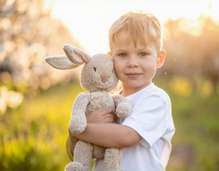 うさぎのぬいぐるみを抱いた男の子 うさぎのぬいぐるみを抱いた男の子の写真
