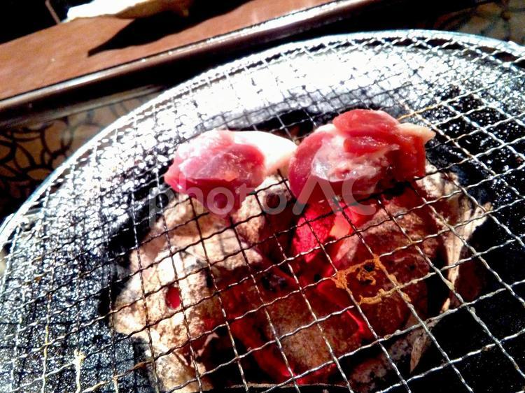 七輪で焼かれる焼き鳥 yakiniku,yakitori,七輪焼きの写真素材