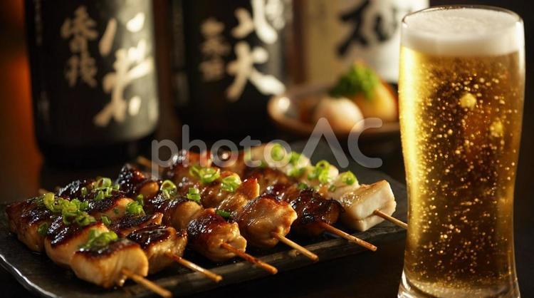 居酒屋の焼き鳥と生ビール・居酒屋・飲み会 焼き鳥,ビール,居酒屋の写真素材