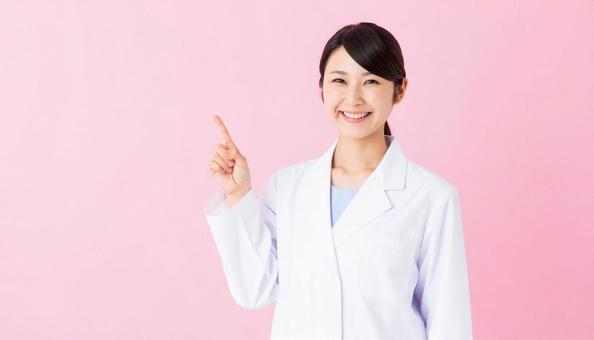 指をさす女医の写真