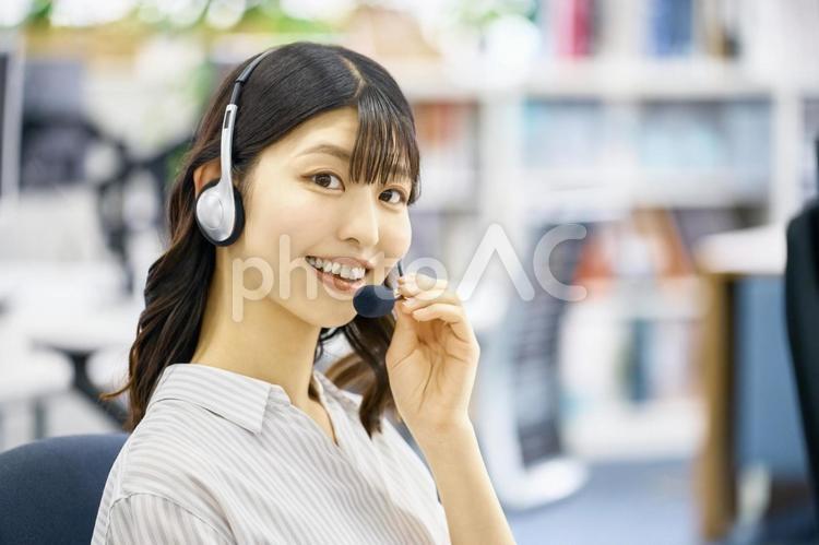 オペレーター　カスタマーセンター　女性 オペレーター,コールセンター,カスタマーセンターの写真素材