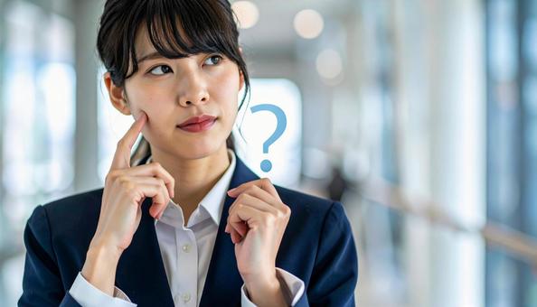?マークと考え込むビジネスウーマン ?マークと考え込むビジネスウーマンの写真