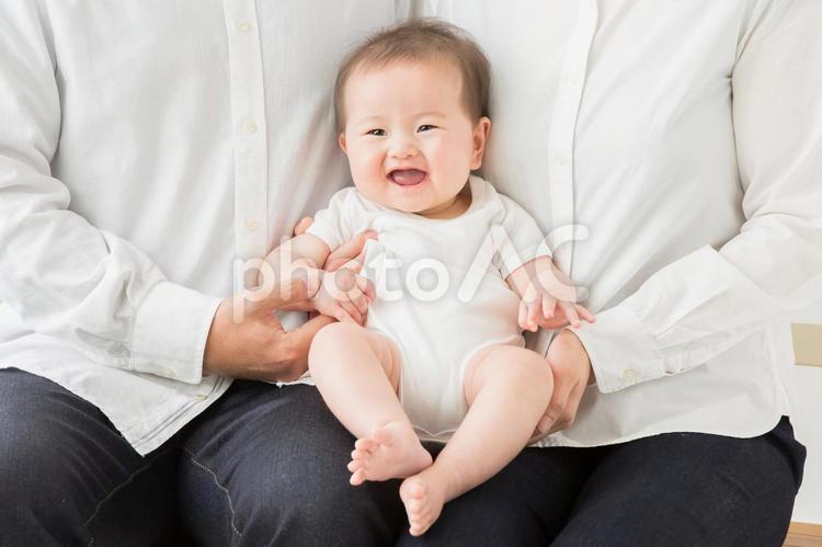 両親に抱かれる赤ちゃん（笑顔） 赤ちゃん,夫婦,両親の写真素材