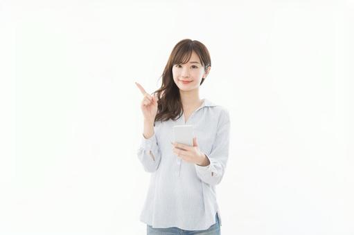 若い女性 スマートフォン 指差し 若い女性 スマートフォン 指差しの写真
