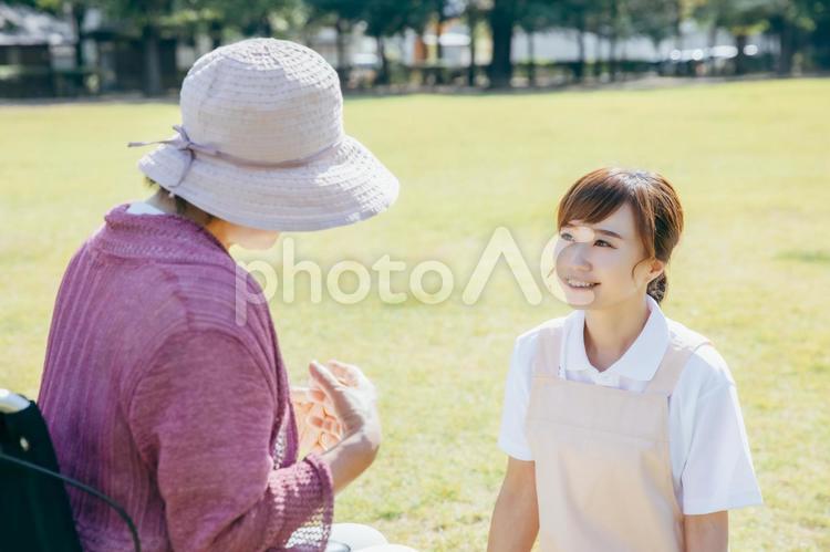 公園・庭を散歩する介護士と高齢者 介護士,介護,笑顔の写真素材