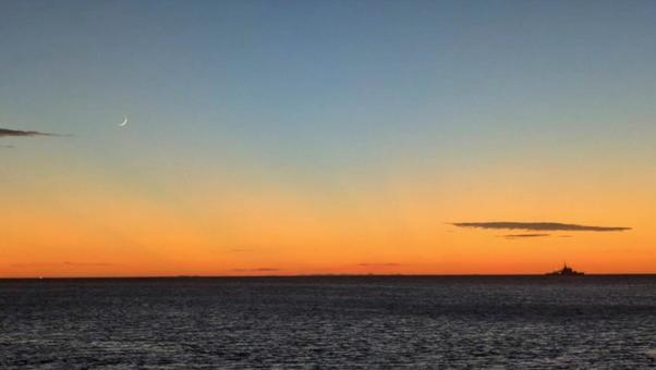 三日月オレンジカラーシーンの写真