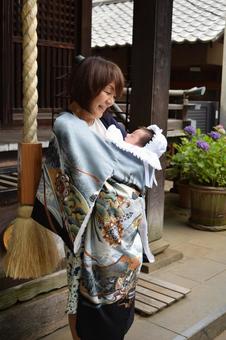 Grandmother and baby (male) visiting the shrine 31 days, JPG Grandmother and baby (male) visiting the shrine 31 days, shrine visit, first visit to shrine, early palace, JPG