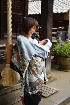 Grandmother and baby (male) visiting the shrine 31 days, زيارة القصر, الزيارة الأولى إلى الضريح, القصر المبكر, JPG