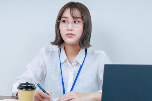 デスクワークをする若い女性 デスクワークをする若い女性 女性,若い,眼鏡の写真素材