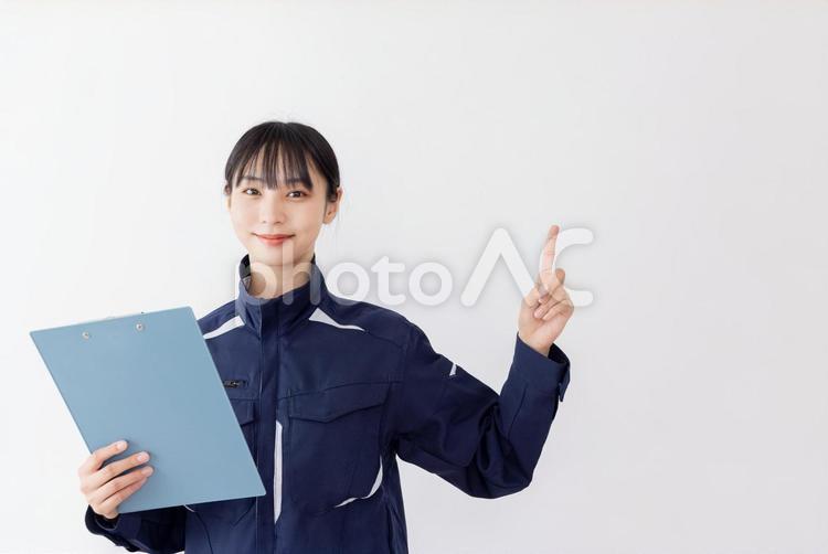 指差しをする作業服の女性 女性,人物,日本人の写真素材