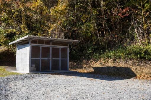 人里離れた場所にあるゴミステーション ゴミステーション,野外,景色の写真素材