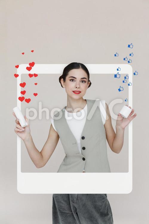 化粧品を持った女性とSNSの枠 女性,スタジオ撮影,化粧品の写真素材