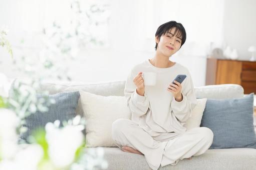 リビングでくつろぐミドル女性 リビングでくつろぐミドル女性 人物,人,女性の写真素材