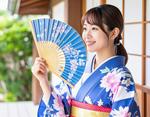扇風機で涼む、浴衣の彼女 女性,扇子,浴衣の写真素材
