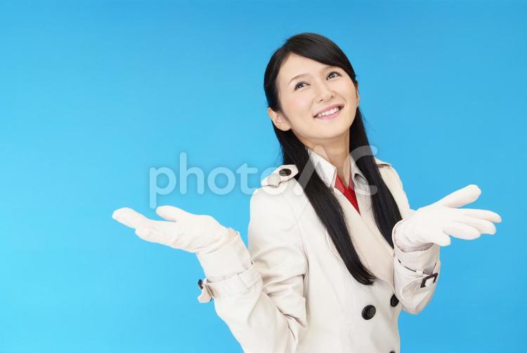 両手を広げて見せる女性 女性,女,笑顔の写真素材