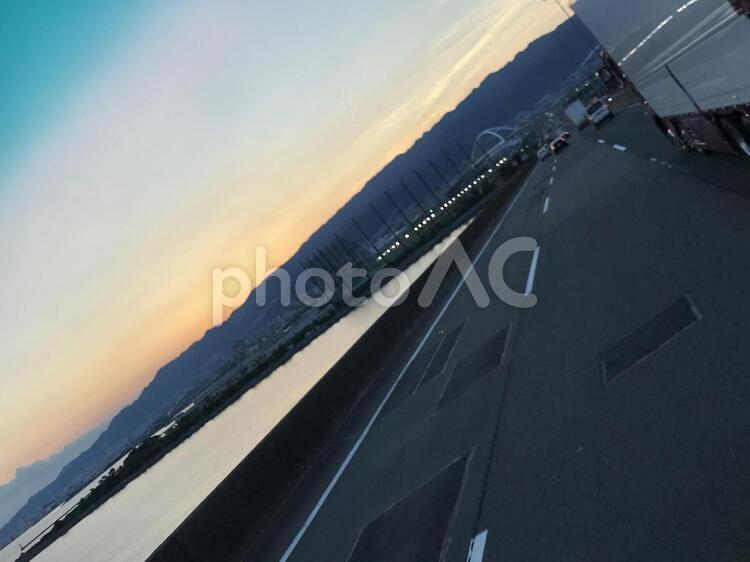 夕暮れ 旅,道路,空の写真素材