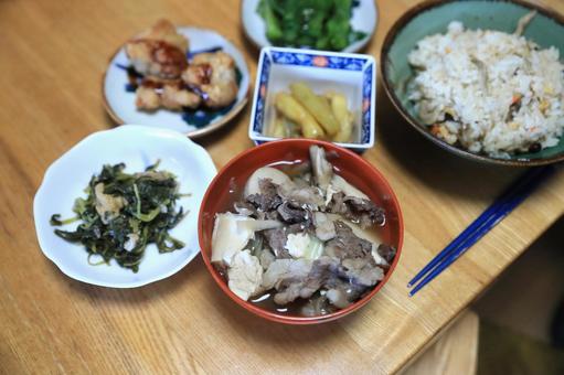 田舎のランチ(今日はちょっと豪華) 田舎のランチ(今日はちょっと豪華) 昼食,ランチ,キノコご飯の写真素材