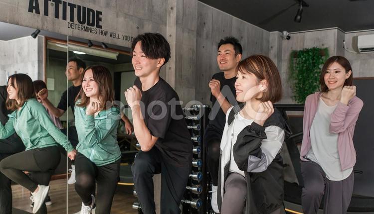 スポーツジムでダンス・エアロビを習う男女 エアロビクス,ダイエット,エアロビの写真素材
