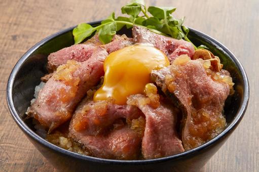 ローストビーフ丼 ガーリックソースがけ ローストビーフ丼 ガーリックソースがけの写真