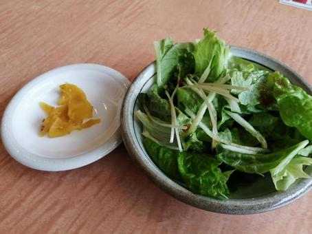 つけもの　サラダの写真