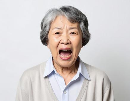 大声で文句を言う女性の老害の写真