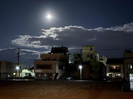 12月の満月　郊外の街並み コールドムーン,深夜,景色の写真素材