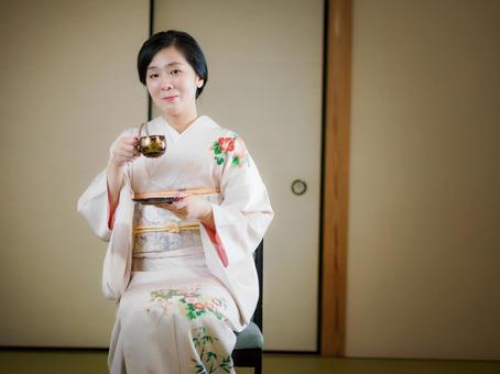 33:お茶をいただく着物の女性 33:お茶をいただく着物の女性 着物,おもてなし,コーヒーブレイクの写真素材