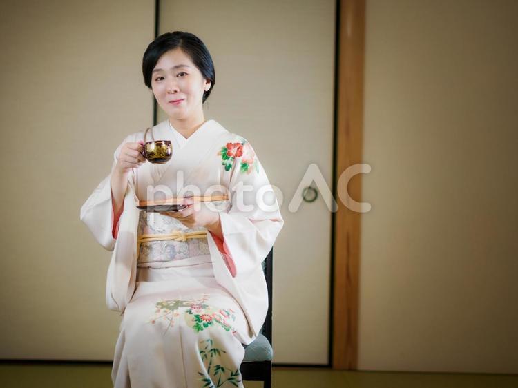 33：お茶をいただく着物の女性 着物,おもてなし,コーヒーブレイクの写真素材