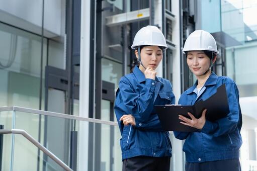 ビルメンテナンスする女性エンジニア 不動産,エンジニア,メンテナンスの写真素材