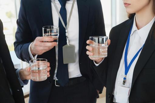 水のグラスを持つスーツの女性たちの手元 グラス,水,持つの写真素材