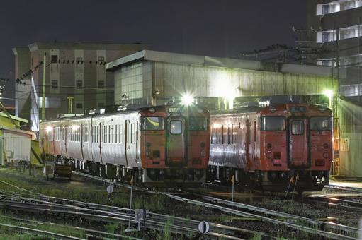 静まり返った夜の車庫、富山県高岡市 静まり返った夜の車庫、富山県高岡市 jr,jr西日本,城端線の写真素材