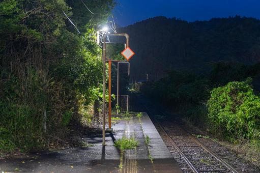 小雨の無人駅 小雨の無人駅 雨,ホーム,駅の写真素材