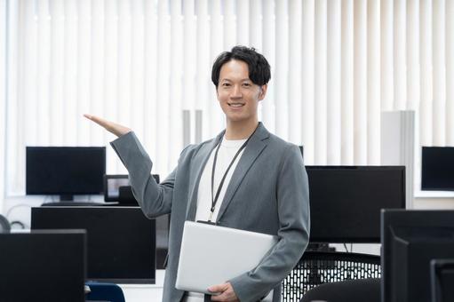 オフィスカジュアルの若い男性エンジニア オフィスカジュアルの若い男性エンジニアの写真
