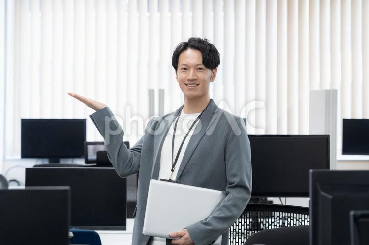 オフィスカジュアルの若い男性エンジニア ビジネス,オフィス,エンジニアの写真素材