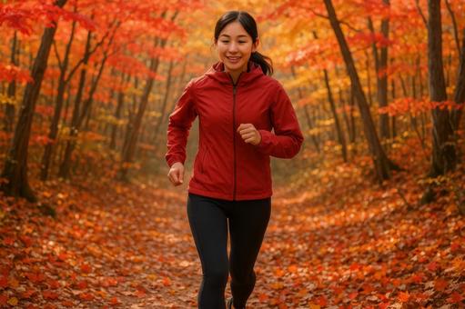 紅葉の山道で走る日本人女性 紅葉の山道で走る日本人女性の写真