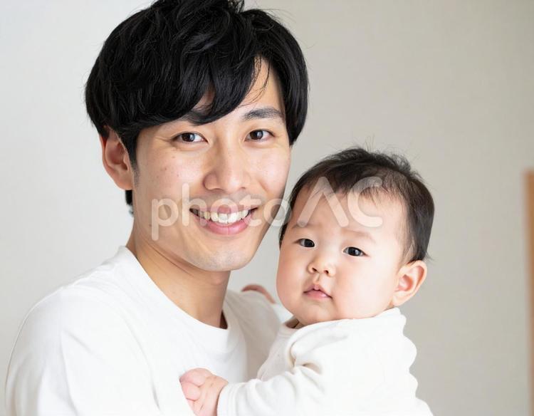 赤ちゃんを抱く若いお父さん 男性,お父さん,赤ちゃんの写真素材