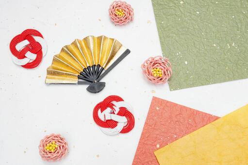 水引飾りと金扇子の華やかな和風背景 水引,扇子,金色の写真素材