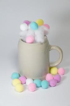 カラフルなポンポンと綿が入ったジョッキ ジョッキ,陶器,ポンポンの写真素材