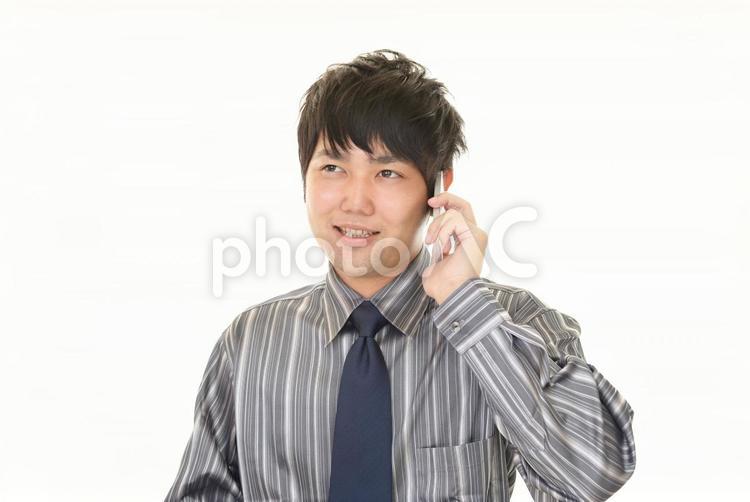 スマートフォンを持つビジネスマン 男性,サラリーマン,ビジネスマンの写真素材