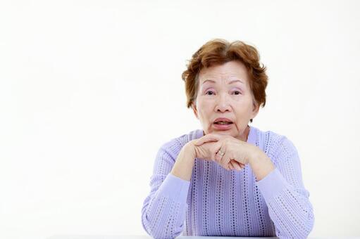 高齢者女性 白背景 上半身 高齢者女性 白背景 上半身の写真