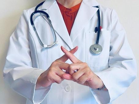 指でバッテンマークを作る女性医師 ドクターストップ,女医,手元の写真素材