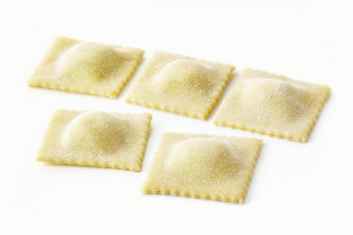 ラビオリ 生パスタ 完成品 白背景 ラビオリ 生パスタ 完成品 白背景の写真