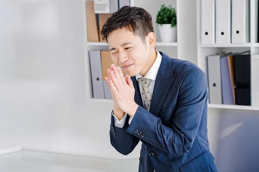 謝るビジネスマン 謝るビジネスマン ビジネス,スーツ,男性の写真素材