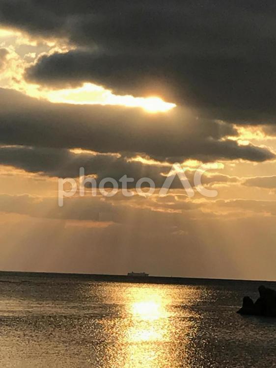 日暮れの客船 夕方,夕暮れ,夕陽の写真素材
