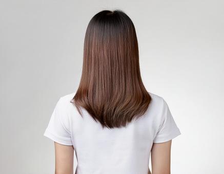 ロングヘアの白いTシャツを着た女性 ロングヘアの白いTシャツを着た女性の写真