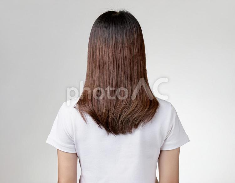 ロングヘアの白いTシャツを着た女性 女性,後ろ姿,tシャツの写真素材