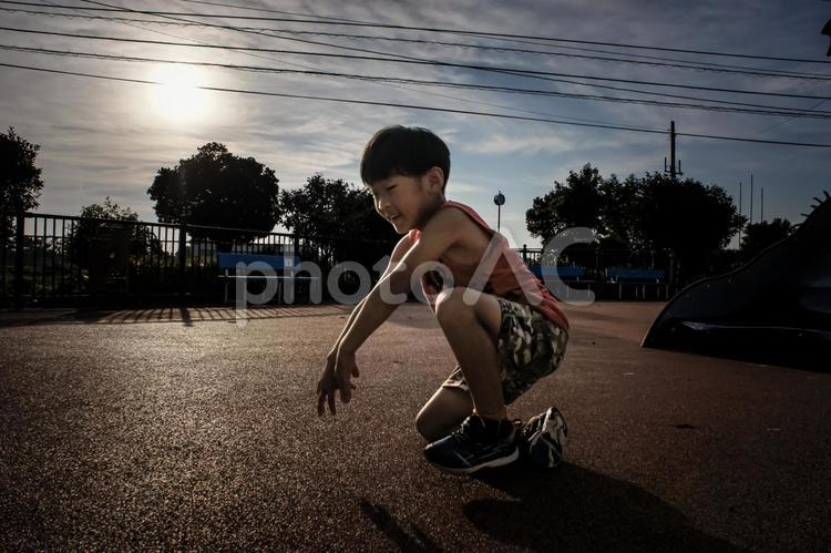 ＜素材＞夕暮れに公園の遊具で遊ぶ男の子 子供,男性,人物の写真素材